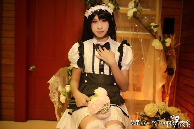 新西兰伪娘cos女仆第一弹，钢琴与鲜花包围太美啦-1.jpg