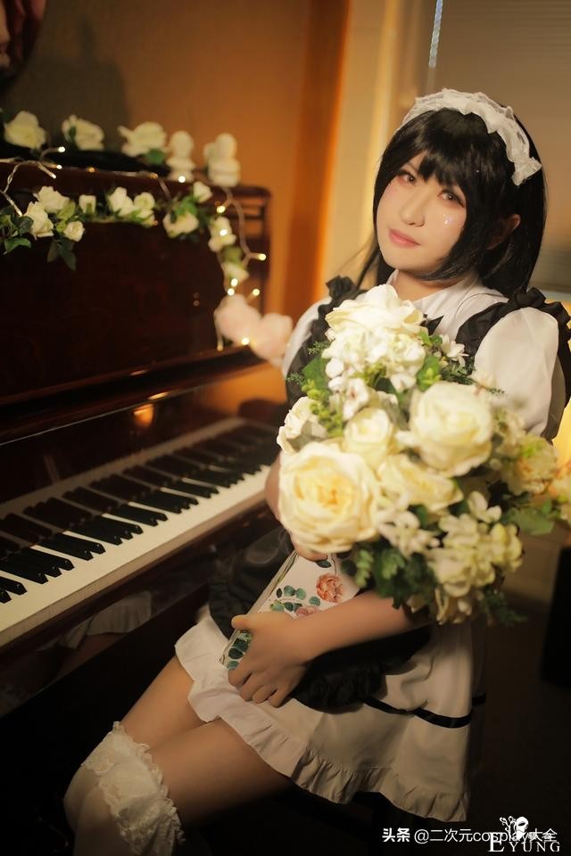 新西兰伪娘cos女仆第一弹，钢琴与鲜花包围太美啦-2.jpg