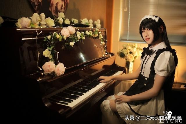 新西兰伪娘cos女仆第一弹，钢琴与鲜花包围太美啦-3.jpg