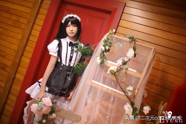 新西兰伪娘cos女仆第一弹，钢琴与鲜花包围太美啦-4.jpg