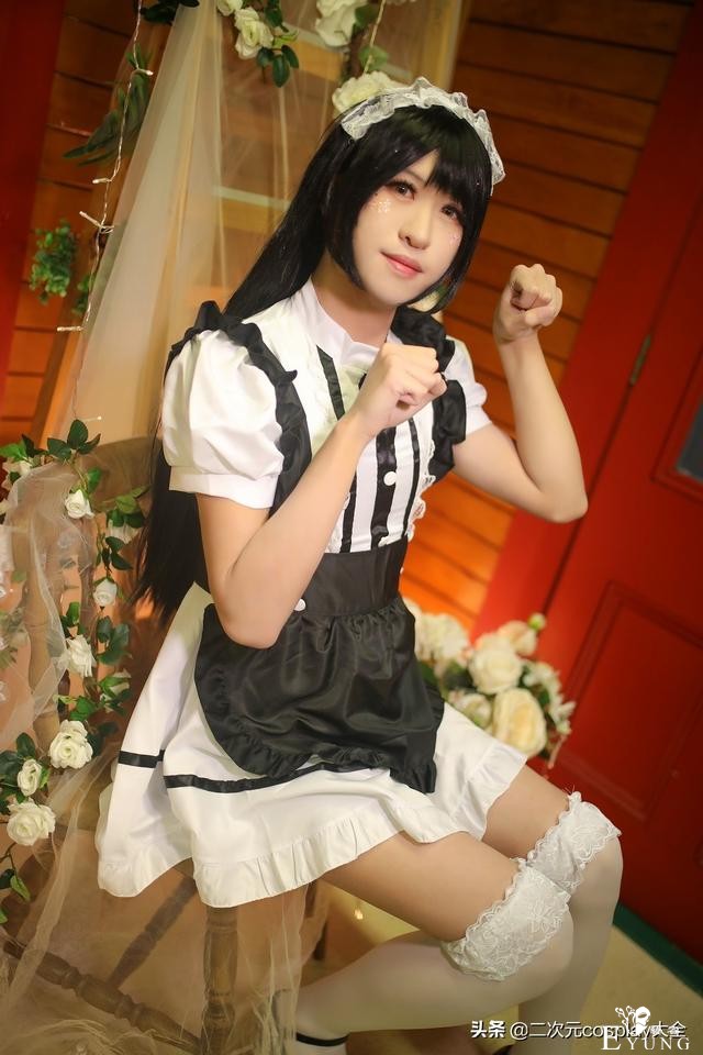 新西兰伪娘cos女仆第一弹，钢琴与鲜花包围太美啦-5.jpg