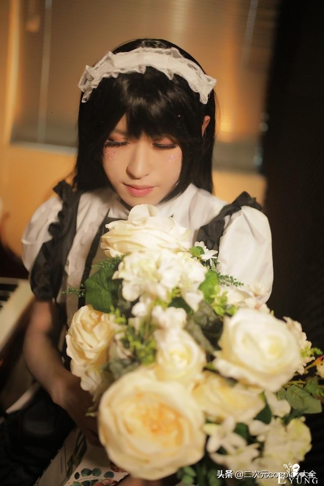 新西兰伪娘cos女仆第一弹，钢琴与鲜花包围太美啦-7.jpg