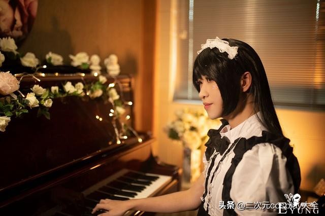 新西兰伪娘cos女仆第一弹，钢琴与鲜花包围太美啦-10.jpg