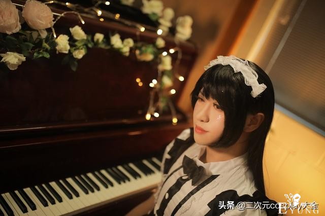 新西兰伪娘cos女仆第一弹，钢琴与鲜花包围太美啦-12.jpg
