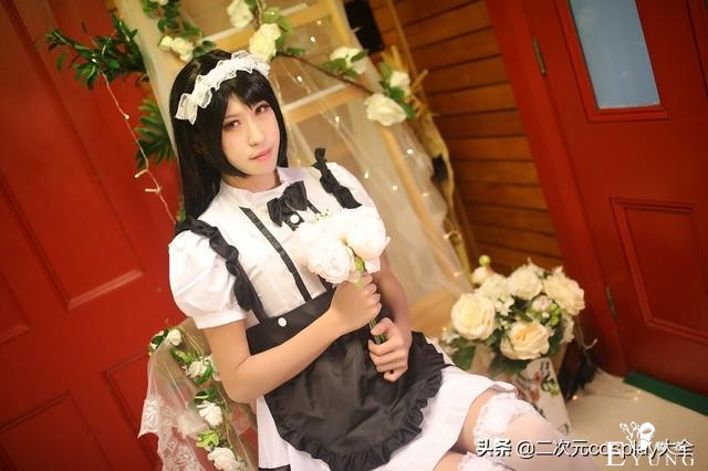 新西兰伪娘cos女仆第一弹，钢琴与鲜花包围太美啦-11.jpg