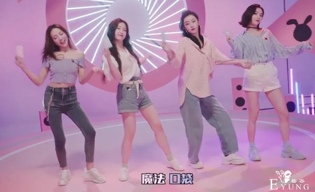 虞书欣与赵小棠拍广告，一个穿短裤一个穿长裤，谁显腿长一目了然-5.jpg