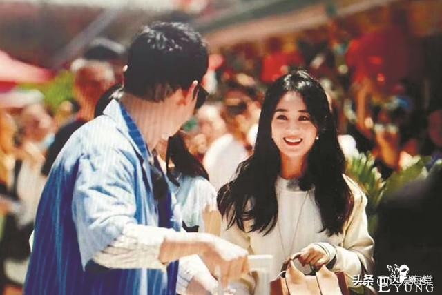 赵丽颖杨超越两大美女同框，路边歇脚坐姿不同，已婚未婚差别明显-1.jpg