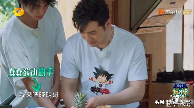 赵丽颖杨超越两大美女同框，路边歇脚坐姿不同，已婚未婚差别明显-6.jpg