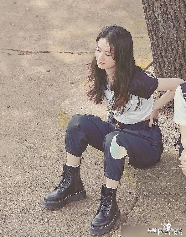 赵丽颖杨超越两大美女同框，路边歇脚坐姿不同，已婚未婚差别明显-8.jpg