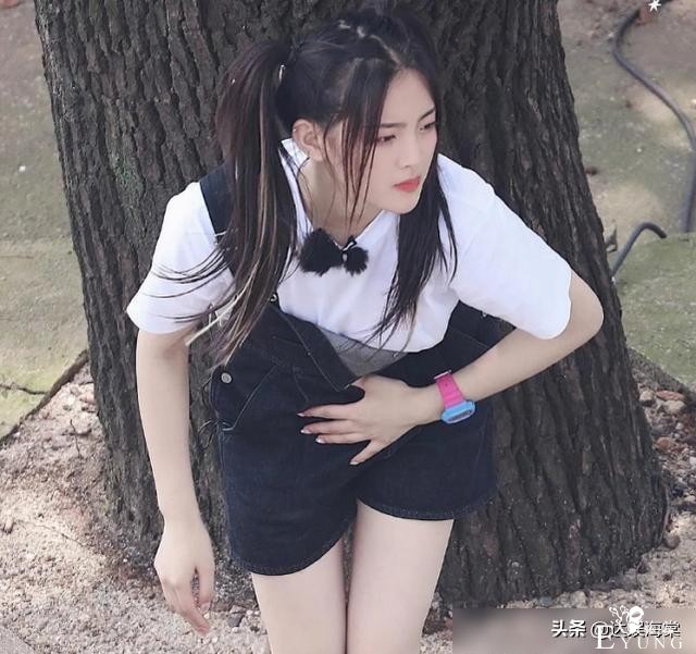 赵丽颖杨超越两大美女同框，路边歇脚坐姿不同，已婚未婚差别明显-9.jpg