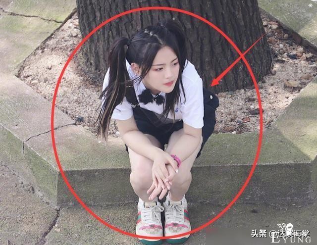 赵丽颖杨超越两大美女同框，路边歇脚坐姿不同，已婚未婚差别明显-10.jpg