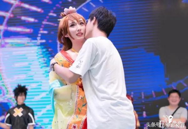 二次元真正绝望不是手办被毁，是我坐你对面，你不知我是男是女！-6.jpg