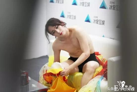 二次元真正绝望不是手办被毁，是我坐你对面，你不知我是男是女！-7.jpg