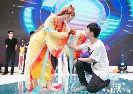 二次元真正绝望不是手办被毁，是我坐你对面，你不知我是男是女！-8.jpg