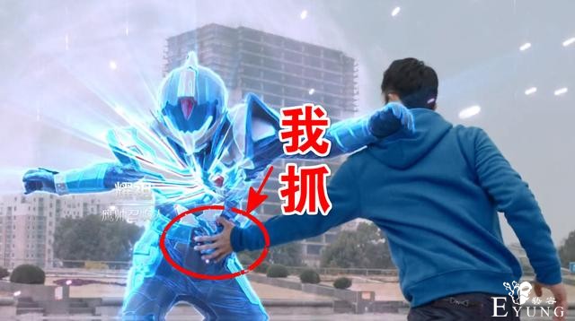 同样是扯断腰带，《假面骑士01》简单粗暴，《铠甲猎铠》五毛特效-4.jpg