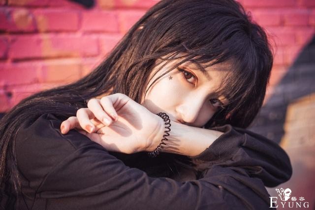 他是网红伪娘，直播时发现整过容，网友：一个整容失败的案例！-1.jpg
