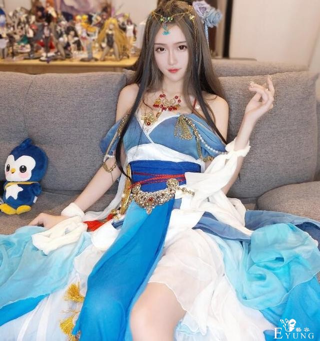 腐团儿仙气最足的COS，穿上露肩古装后，还是隐藏不住那双腿-5.jpg