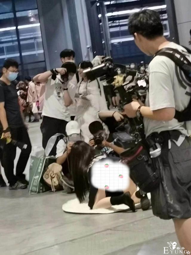 上海漫展JK出事，结果网友在喷“怒斥女”是同行嫉妒？-1.jpg