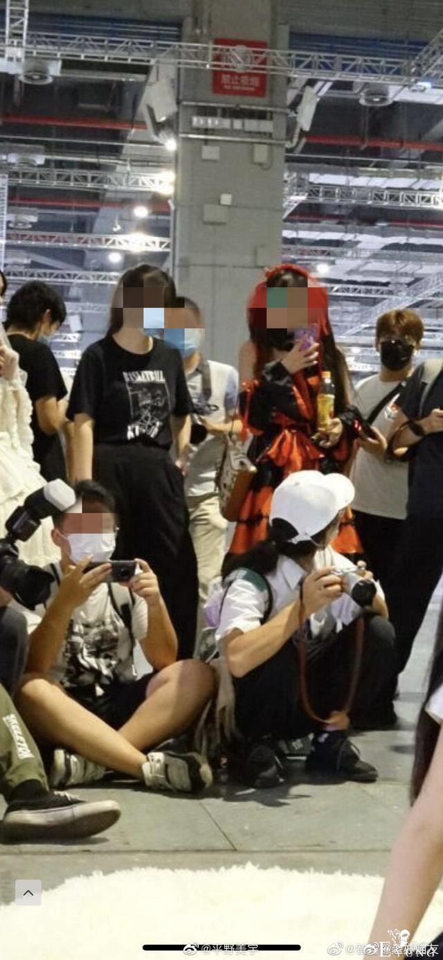 上海漫展JK出事，结果网友在喷“怒斥女”是同行嫉妒？-6.jpg