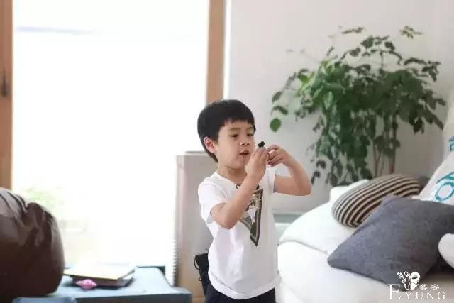 嗯哼大王忙“打工”？《爸爸回来了2》奥莉、甜馨齐变冰雪公主-4.jpg