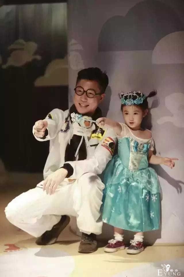 嗯哼大王忙“打工”？《爸爸回来了2》奥莉、甜馨齐变冰雪公主-3.jpg