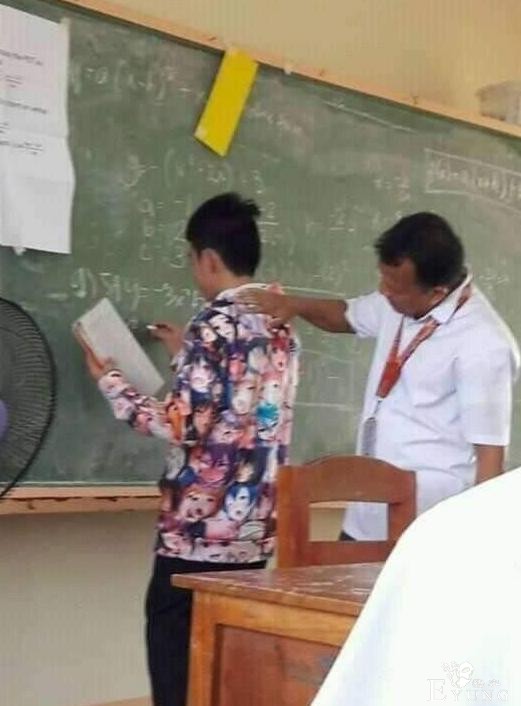 宅男穿痛T发朋友圈忘记屏蔽老妈，结果反被称赞酷酷酷-3.jpg