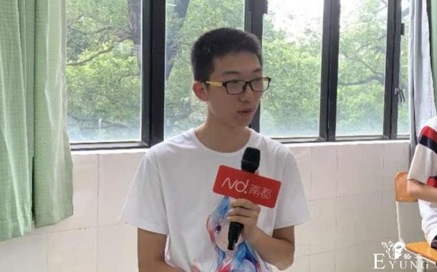 宅男穿痛T发朋友圈忘记屏蔽老妈，结果反被称赞酷酷酷-5.jpg