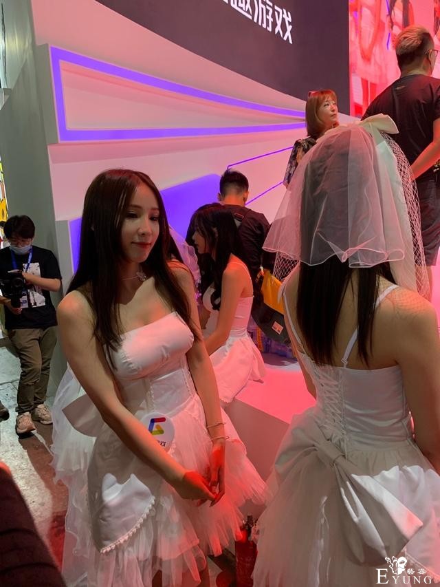 CJ的SG休息时是什么样？依然一排“腿精”，却有人悄悄脱了鞋-4.jpg