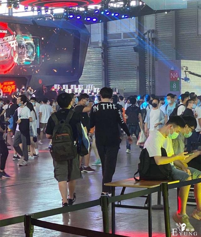 CJ的SG休息时是什么样？依然一排“腿精”，却有人悄悄脱了鞋-2.jpg