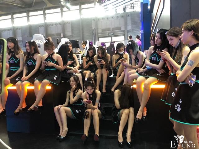 CJ的SG休息时是什么样？依然一排“腿精”，却有人悄悄脱了鞋-5.jpg