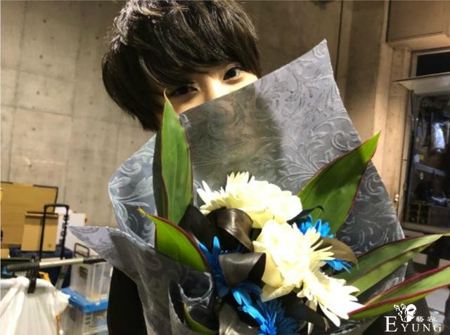 《假面骑士01》TV版拍摄完成，三位女神相继收花，长发伊兹真养眼-2.jpg