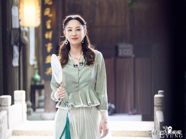 《密逃》两人同穿旗袍比美，官方认定张雨绮更美，杨幂表情绝了-4.jpg