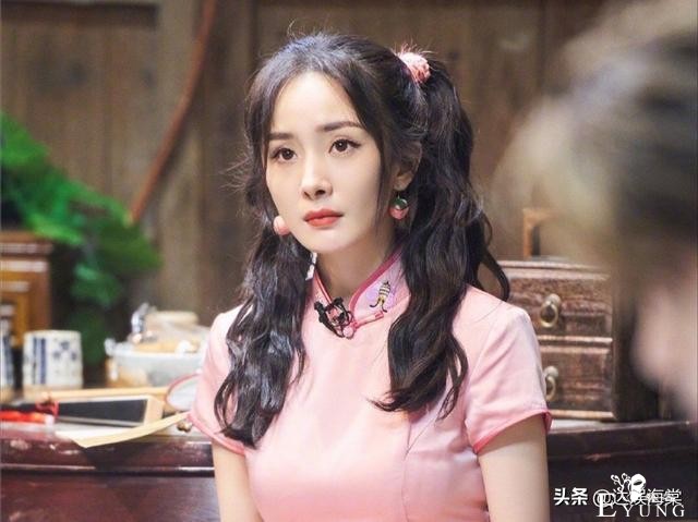 《密逃》两人同穿旗袍比美，官方认定张雨绮更美，杨幂表情绝了-10.jpg