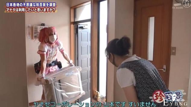 日本人真会玩，工人cos给人装空调，医生cos给人看病-2.jpg