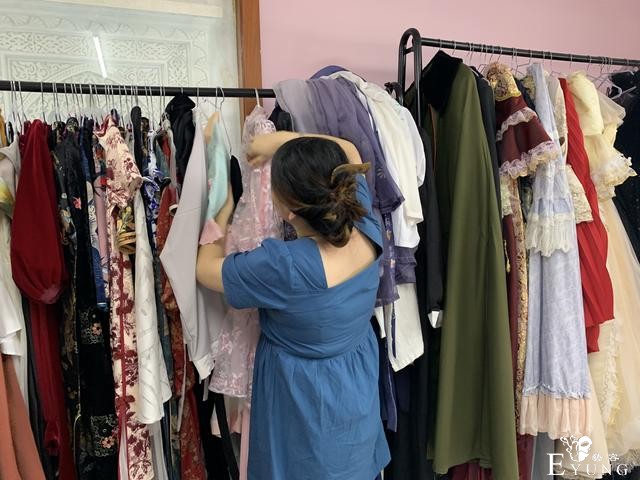 视频丨换装拍照馆：提供不同场景和服装 让顾客轻松拍出“网红”照片-7.jpg