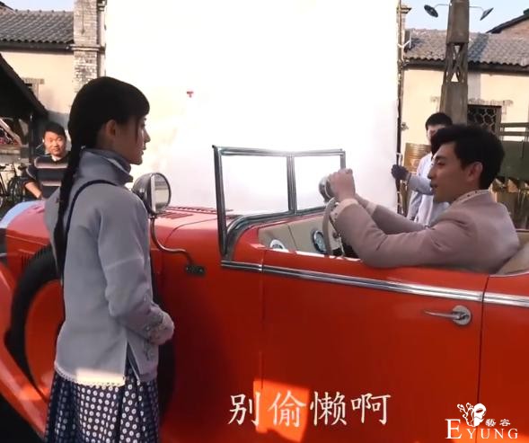 《海棠》花絮：邓伦开“假豪车”搭讪李一桐，隔空送吻齐齐笑场-5.jpg