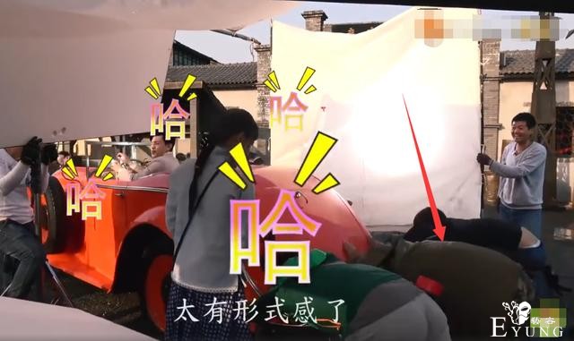 《海棠》花絮：邓伦开“假豪车”搭讪李一桐，隔空送吻齐齐笑场-6.jpg