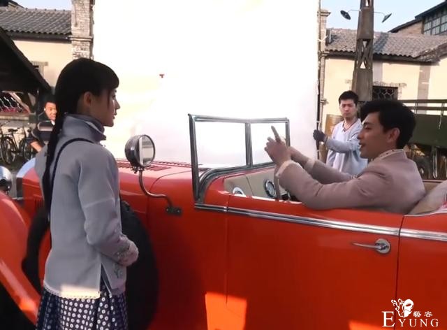 《海棠》花絮：邓伦开“假豪车”搭讪李一桐，隔空送吻齐齐笑场-4.jpg