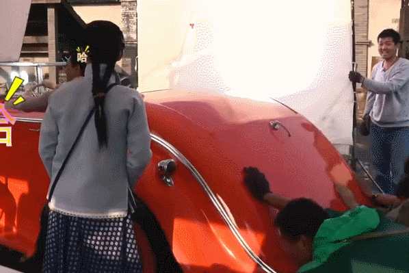 《海棠》花絮：邓伦开“假豪车”搭讪李一桐，隔空送吻齐齐笑场-7.jpg