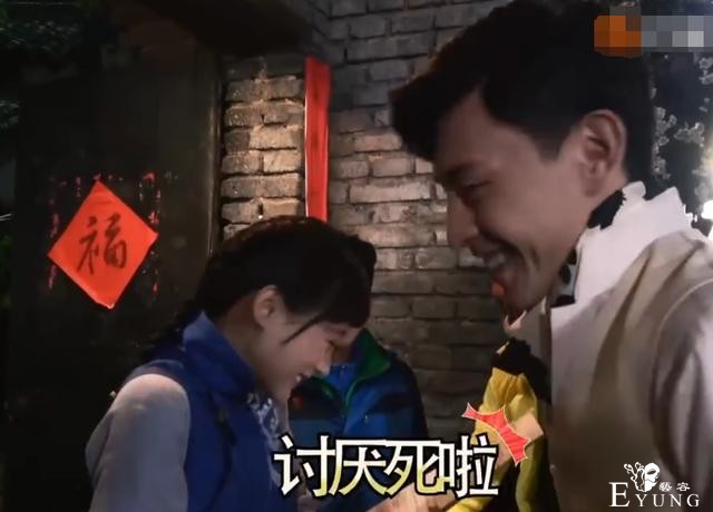 《海棠》花絮：邓伦开“假豪车”搭讪李一桐，隔空送吻齐齐笑场-9.jpg