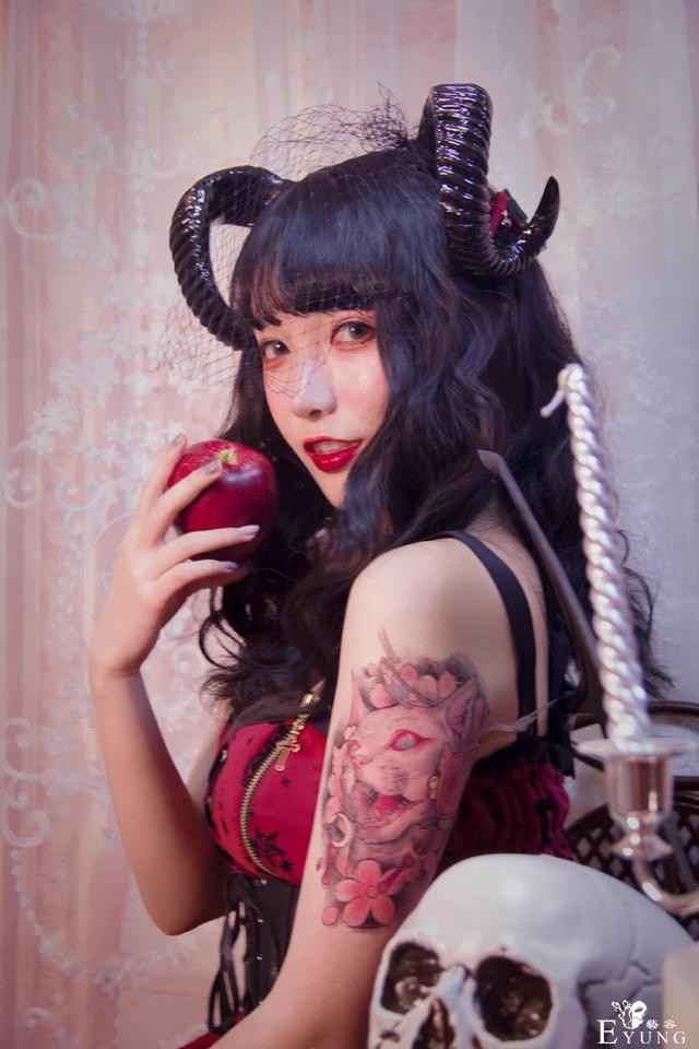 小恶魔cos小姐姐，你这个系列我好像看过-1.jpg