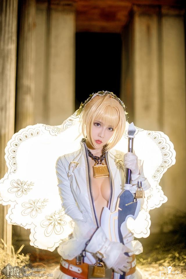 花嫁尼禄Nero cos穿婚纱脖上挂把锁啥节奏-3.jpg