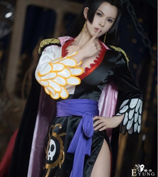 海贼王：百万博主男扮女装，cos女帝比原版性感，差点心动了-5.jpg