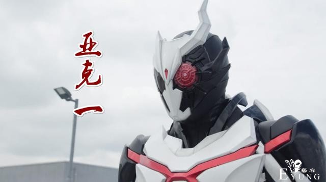 《假面骑士01》隐藏神秘骑士，外形酷似恶霸，网友：蝗虫老实人-2.jpg