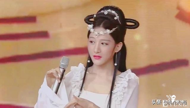 最美伪娘，穿上一袭白裙，比女人还有魅力，是怎么做到的？-1.jpg