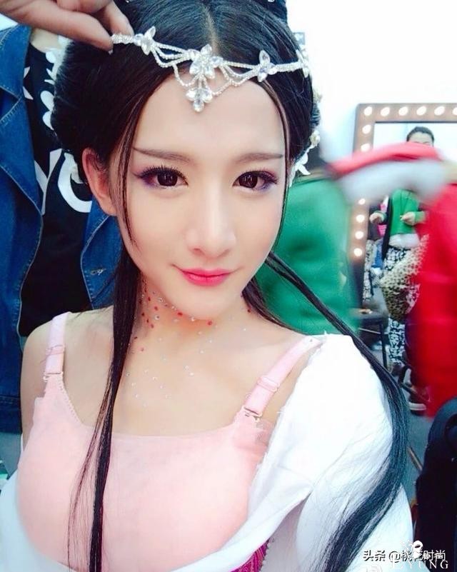 最美伪娘，穿上一袭白裙，比女人还有魅力，是怎么做到的？-2.jpg