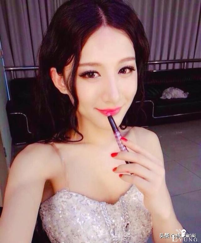 最美伪娘，穿上一袭白裙，比女人还有魅力，是怎么做到的？-12.jpg
