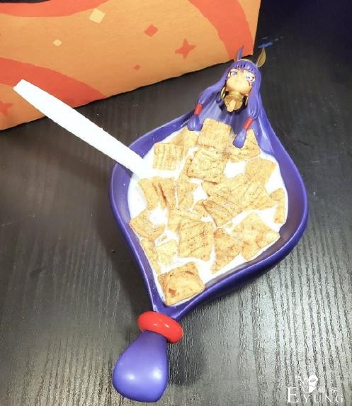 拿手办泡面已经不新鲜了，“丧心病狂”的大佬已经用手办装食物了-5.jpg