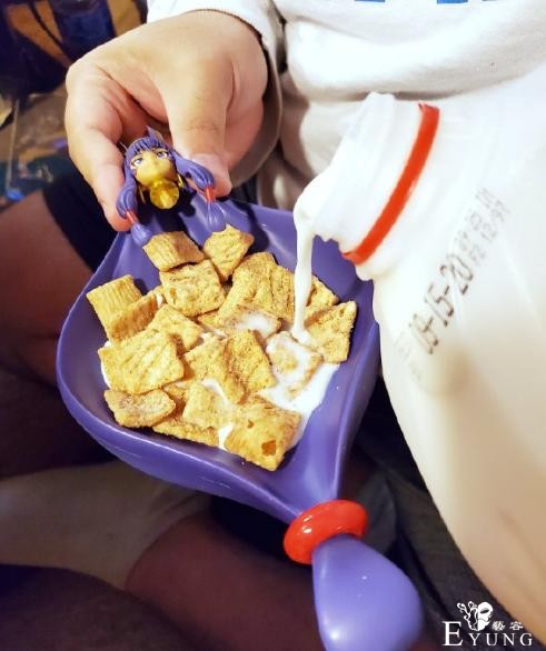拿手办泡面已经不新鲜了，“丧心病狂”的大佬已经用手办装食物了-4.jpg