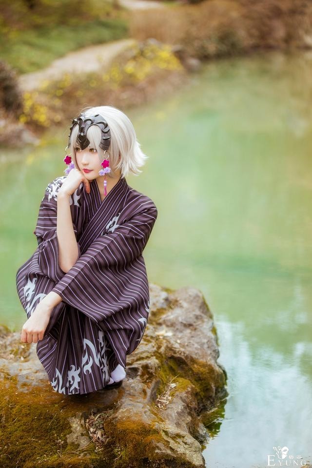 三组漂亮妹子COS的人气游戏《FGO》角色贞德！还原度不错-3.jpg